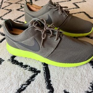 Nike roshe Men's Gray and Neon Green Sneakers